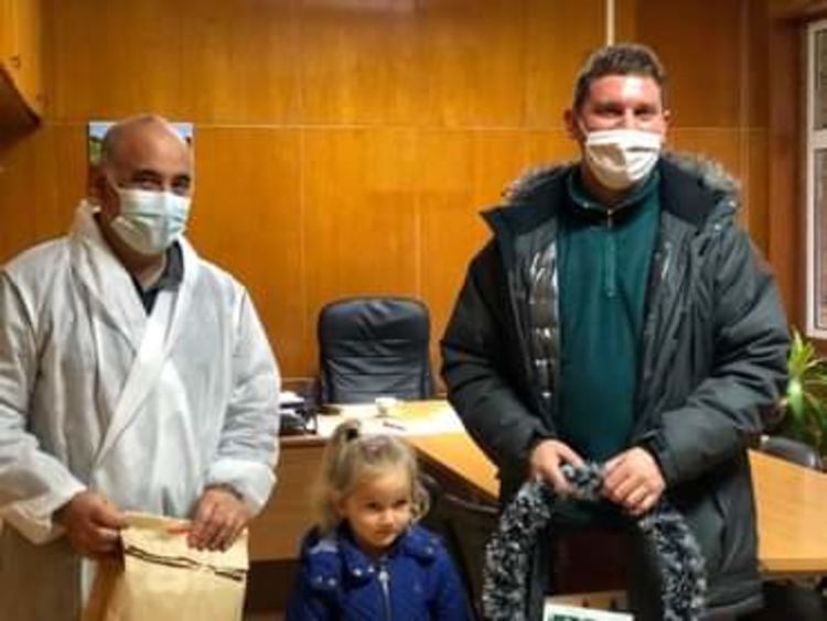 Коледни картички дари НЧ &bdquo;Балкански просветител &ndash; 1871&rdquo; на медиците от МБАЛ &ndash; Смолян