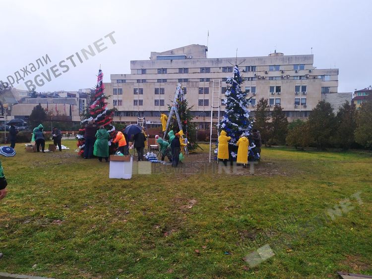    Украсяват коледни елхи пред Общината,Белият кораб ще свети с надпис „2021”