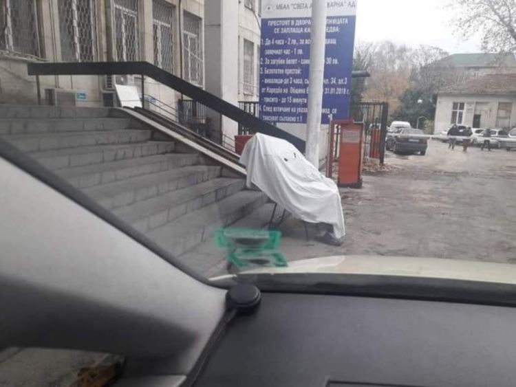 Починал мъж оставен пред варненска поликлиника (видео)