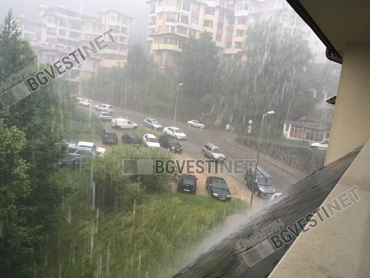 След поройният дъжд наводнени мазета и пътища