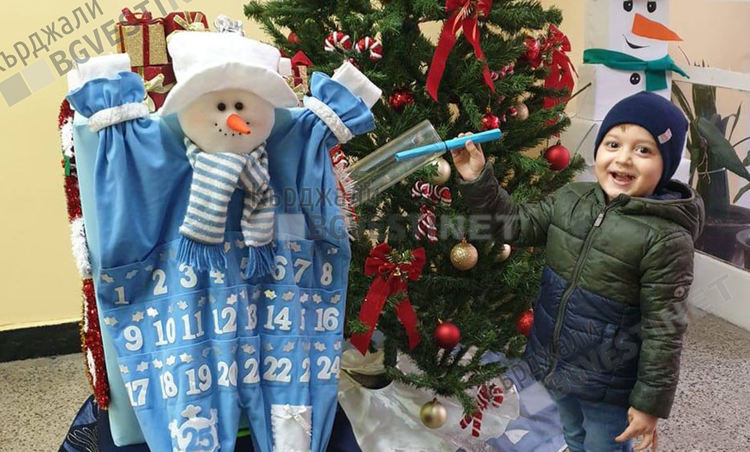 Пощенската кутия е под Коледната елха