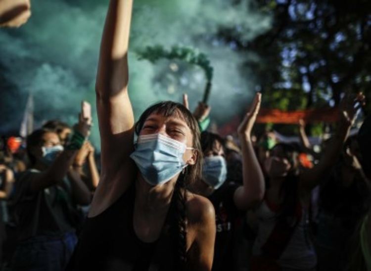 Защитници и противници на абортите проведоха митинги пред сградата на парламента