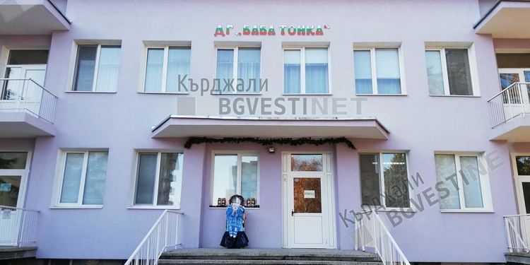 Дете-сираче от детска градина „Баба Тонка” поиска подарък прахосмукачка от Дядо Коледа, за да облекчи баба си