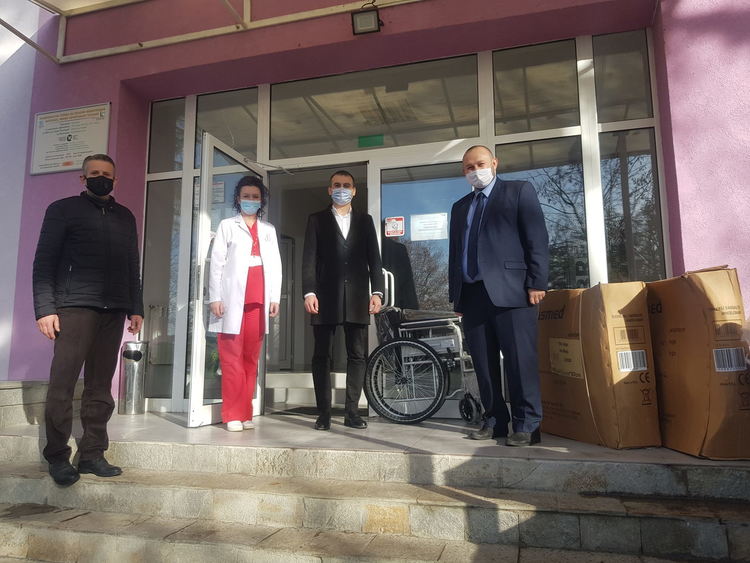 Районното мюфтийство дари болницата в Момчилград с инвалидни колички