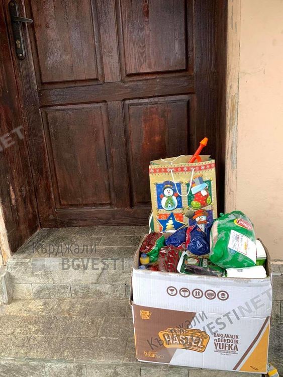 Интеракт клубът от Кърджали с акция "Купи и дари",приготви и раздаде  30 кашона с храни и играчки на нуждаещи се