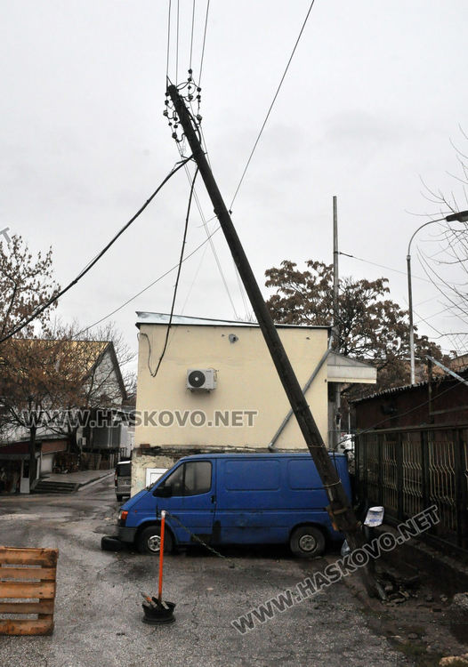 Електрически стълб надвисна над сградите в складовата база