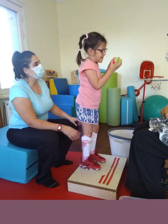 Продължава кампанията „Да помогнем на Радост да проходи“