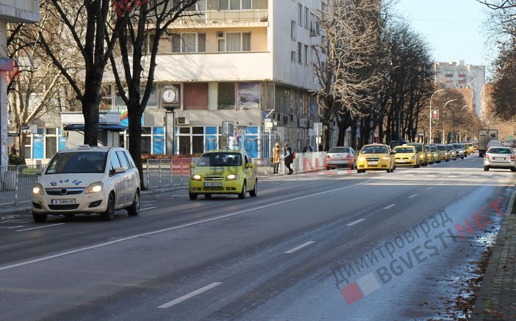 Такситата от Димитровград се включиха в националния протест на превозвачите с шествие по улиците на града