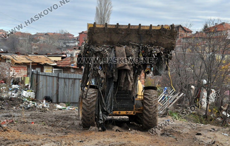 Разчистват дерето в „Република“, вадят по над 20 тона отпадъци дневно