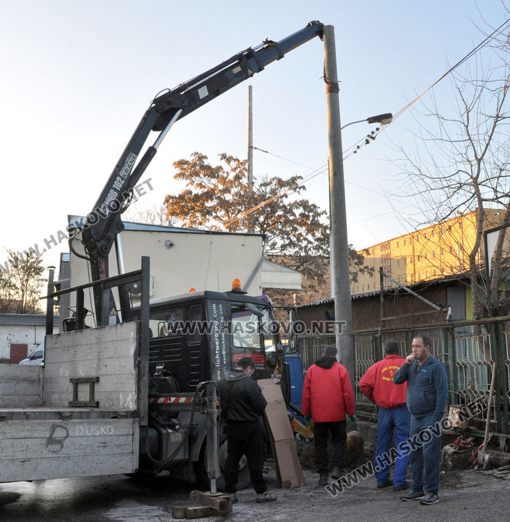 Монтират  нов електрически стълб в Складовата база