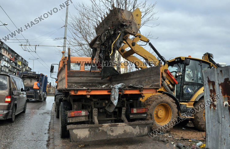 Разчистват дерето в „Република“, вадят по над 20 тона отпадъци дневно