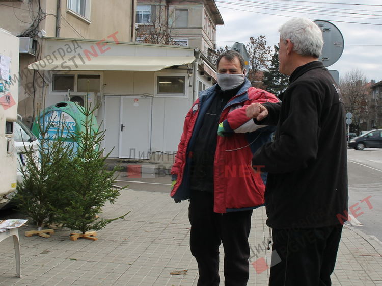 Над 20 години Бойко от смолянско носи коледния дух в Димитровград с коледни дръвчета за празника