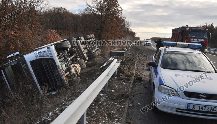 Тир с 23 тона нарове се обърна в дере край магистрала "Марица" 