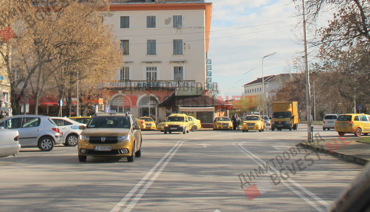 Такситата от Димитровград се включиха в националния протест на превозвачите с шествие по улиците на града