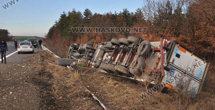 Тир с 23 тона нарове се обърна в дере край магистрала "Марица" 