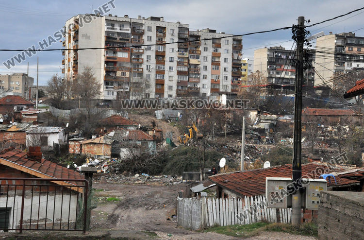 Разчистват дерето в „Република“, вадят по над 20 тона отпадъци дневно