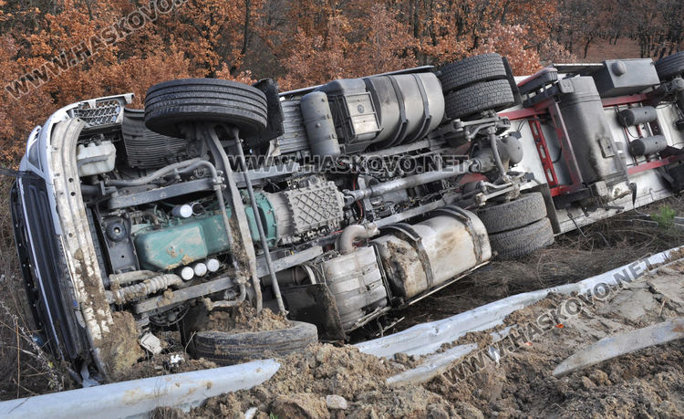 Тир с 23 тона нарове се обърна в дере край магистрала "Марица" 