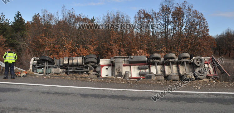 Тир с 23 тона нарове се обърна в дере край магистрала "Марица" 