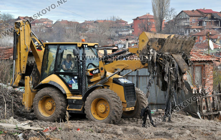 Разчистват дерето в „Република“, вадят по над 20 тона отпадъци дневно