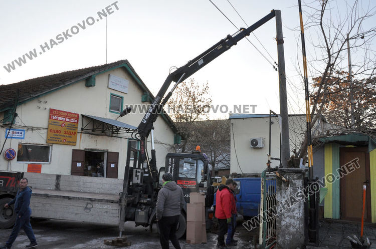 Монтират  нов електрически стълб в Складовата база