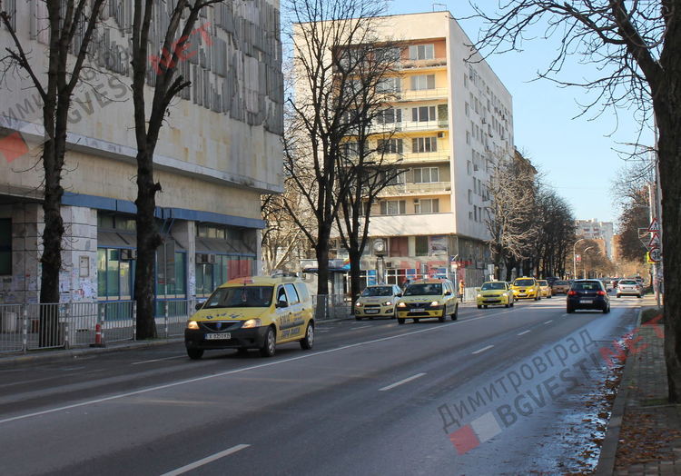 Такситата от Димитровград се включиха в националния протест на превозвачите с шествие по улиците на града