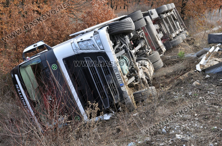 Тир с 23 тона нарове се обърна в дере край магистрала "Марица" 