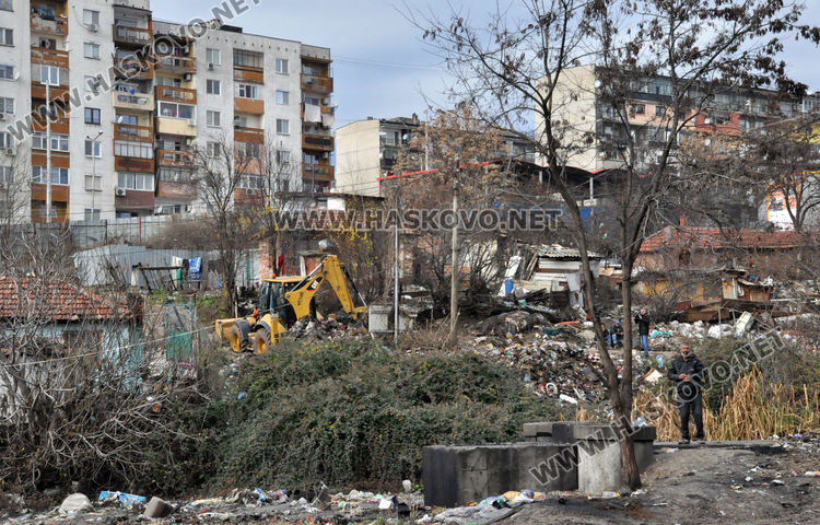 Разчистват дерето в „Република“, вадят по над 20 тона отпадъци дневно