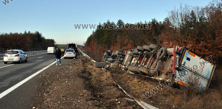 Тир с 23 тона нарове се обърна в дере край магистрала "Марица" 