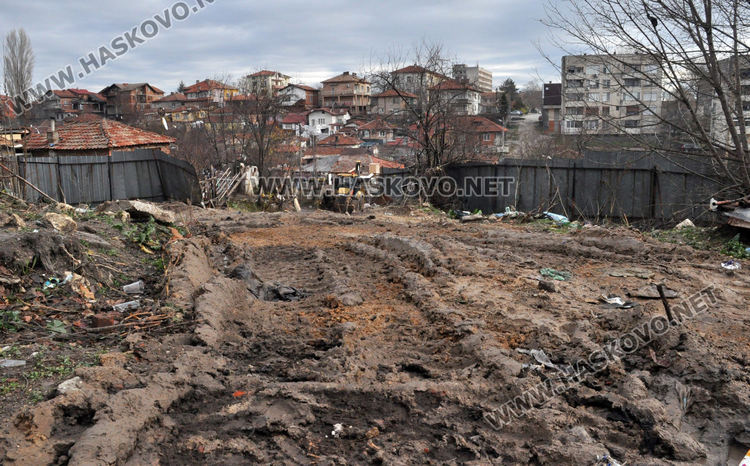 Разчистват дерето в „Република“, вадят по над 20 тона отпадъци дневно