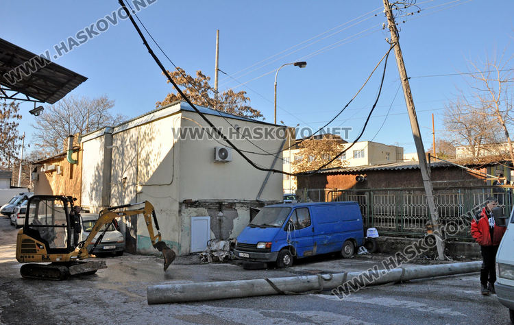 Монтират  нов електрически стълб в Складовата база