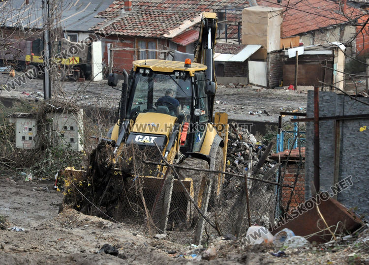 Разчистват дерето в „Република“, вадят по над 20 тона отпадъци дневно