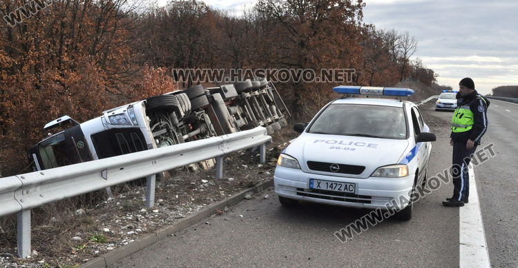 Тир с 23 тона нарове се обърна в дере край магистрала "Марица" 