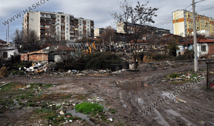 Разчистват дерето в „Република“, вадят по над 20 тона отпадъци дневно