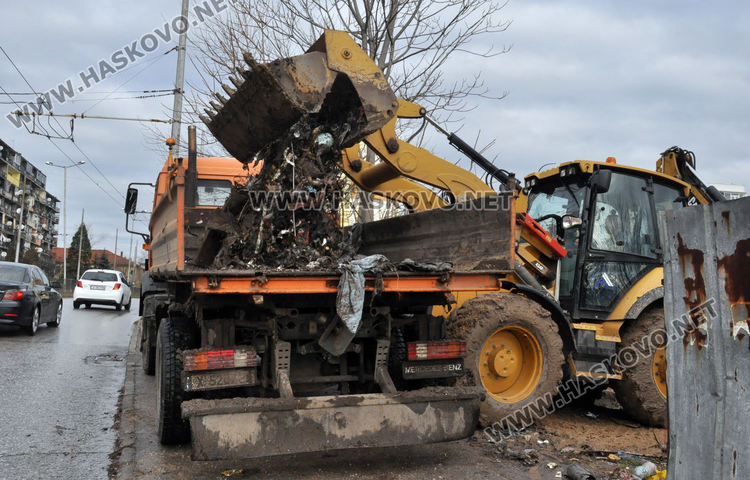 Разчистват дерето в „Република“, вадят по над 20 тона отпадъци дневно