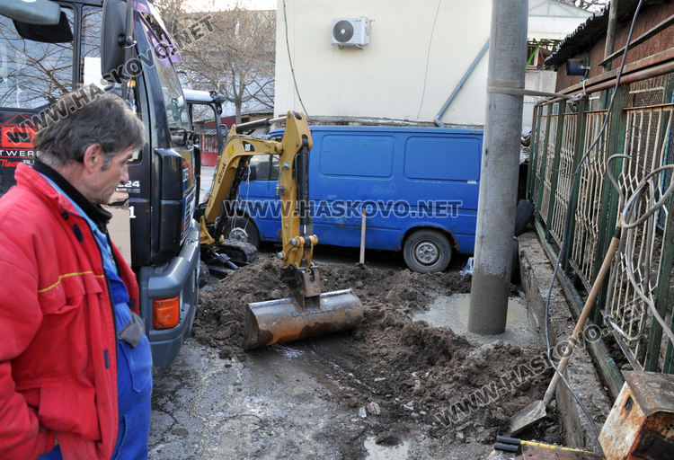 Монтират  нов електрически стълб в Складовата база