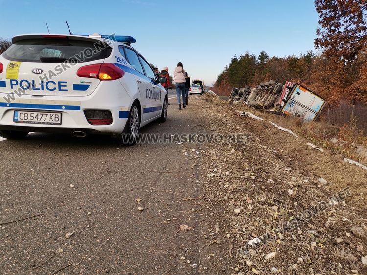 Тир с 23 тона нарове се обърна в дере край магистрала "Марица" 
