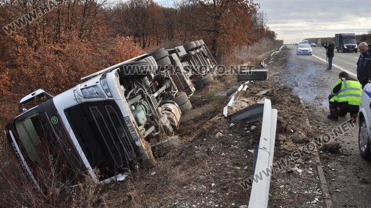 Тир с 23 тона нарове се обърна в дере край магистрала "Марица" 