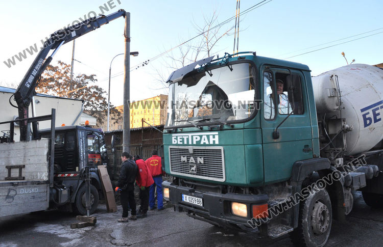 Монтират  нов електрически стълб в Складовата база