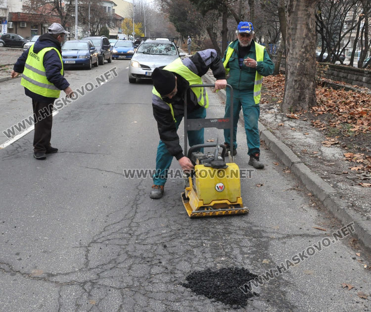 „Екопрогрес“ кърпи дупки в Хасково с около 20 тона студен асфалт