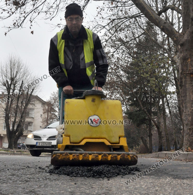 „Екопрогрес“ кърпи дупки в Хасково с около 20 тона студен асфалт