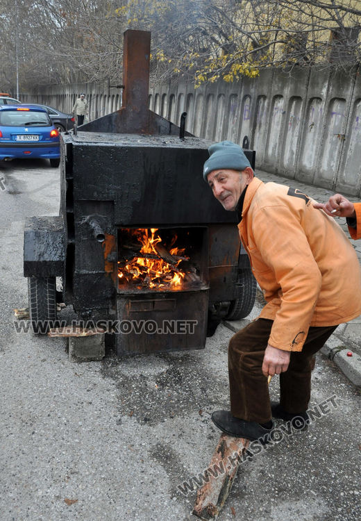 „Екопрогрес“ кърпи дупки в Хасково с около 20 тона студен асфалт