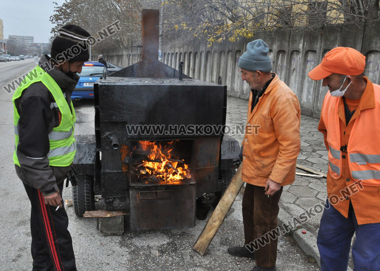 „Екопрогрес“ кърпи дупки в Хасково с около 20 тона студен асфалт