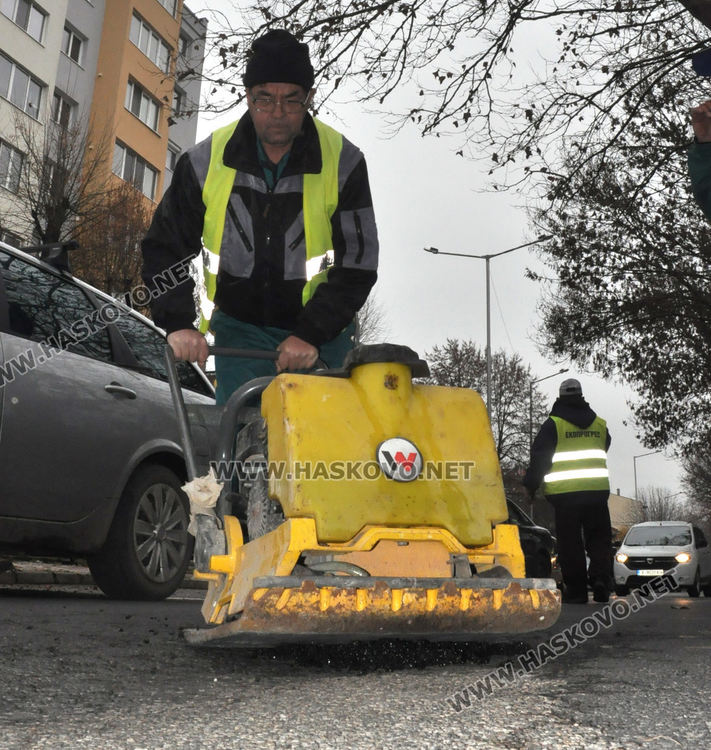 „Екопрогрес“ кърпи дупки в Хасково с около 20 тона студен асфалт
