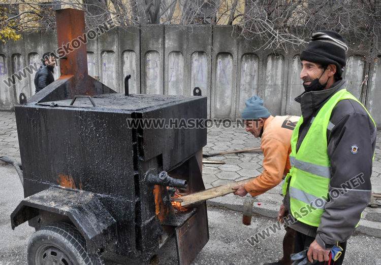 Изкърпване на дупка на улица "Дунав"