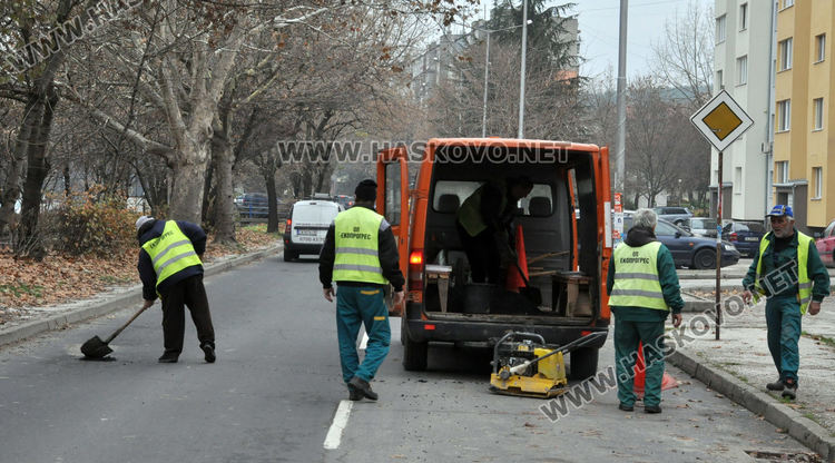 „Екопрогрес“ кърпи дупки в Хасково с около 20 тона студен асфалт