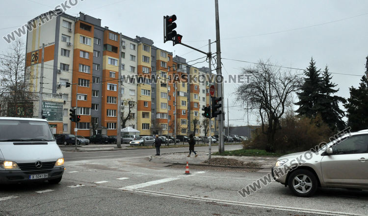 „Екопрогрес“ кърпи дупки в Хасково с около 20 тона студен асфалт