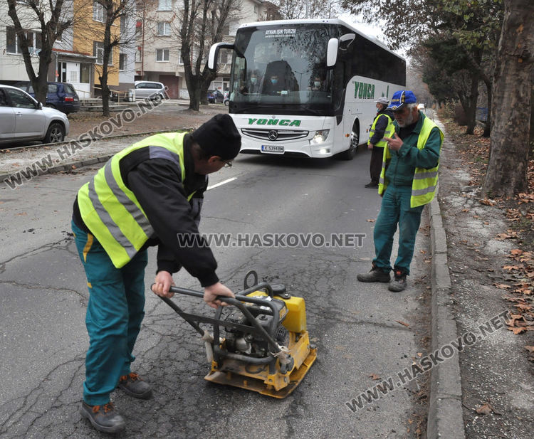 „Екопрогрес“ кърпи дупки в Хасково с около 20 тона студен асфалт