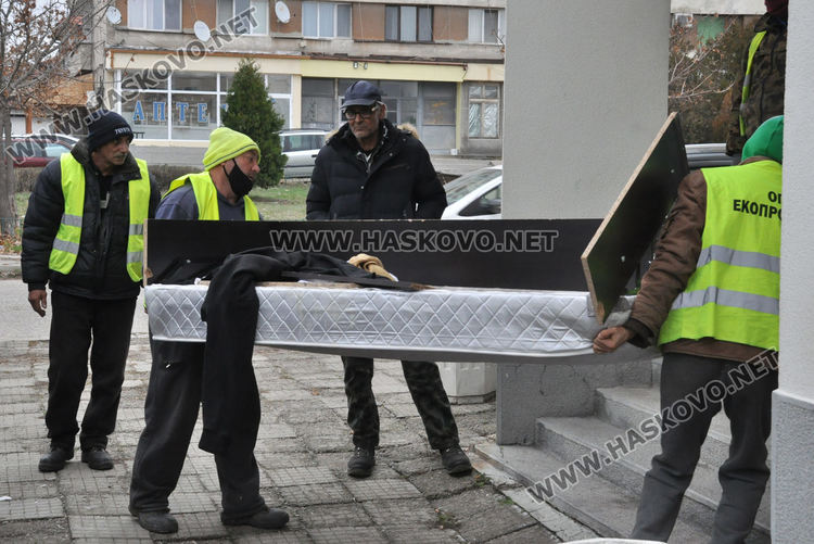 Бездомниците от центъра за временно настаняване се нуждаят от храна, дрехи и книги