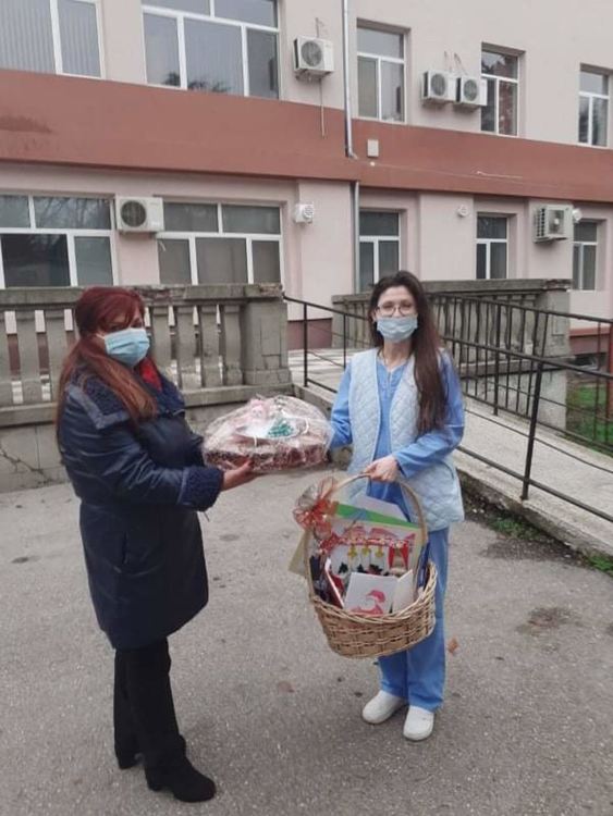 Четвъртокласници от Димитровград изпратиха специално изработени послания за лекарите в общинската болница