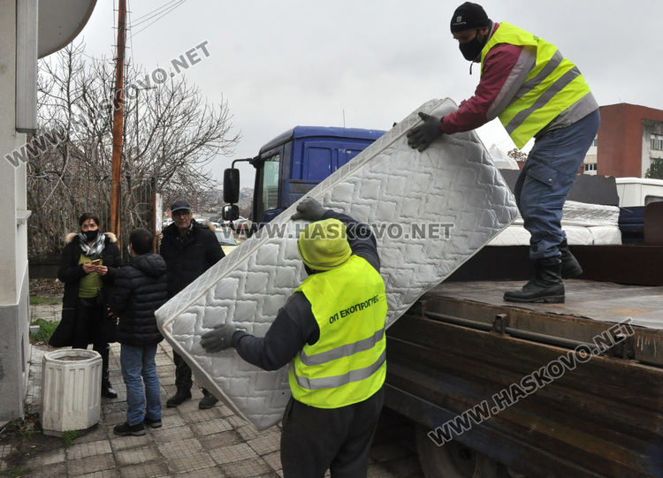 Бездомниците от центъра за временно настаняване се нуждаят от храна, дрехи и книги